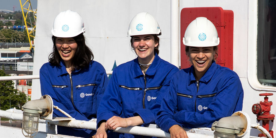 happy-girls-on-boat1